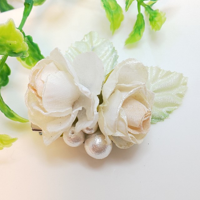 ビンテージ薔薇のオルゴナイトヘアクリップブローチ ハンドメイドのアクセサリー(ヘアアクセサリー)の商品写真