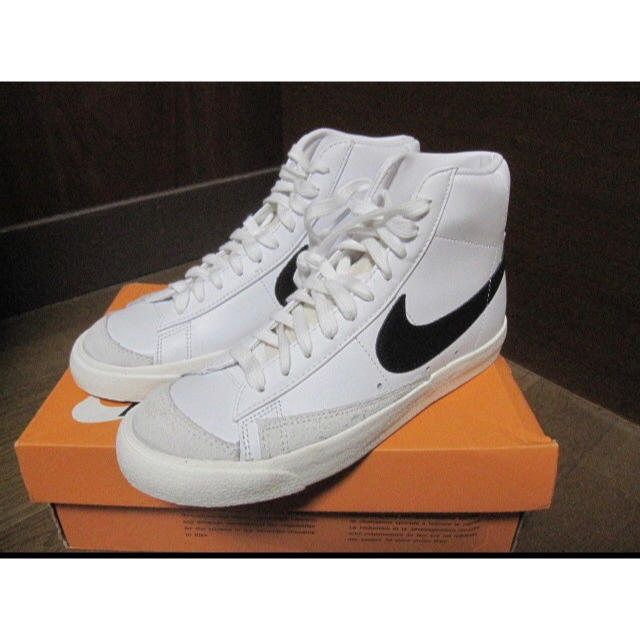 NIKE(ナイキ)のNIKE BLAZER MID '77 VINTAGE  24cm sacai レディースの靴/シューズ(スニーカー)の商品写真