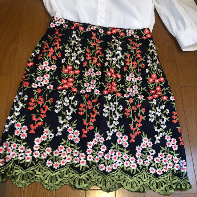 TIENS ecoute(ティアンエクート)のミキリリ様専用　花柄刺繍　タイトスカート レディースのスカート(ひざ丈スカート)の商品写真