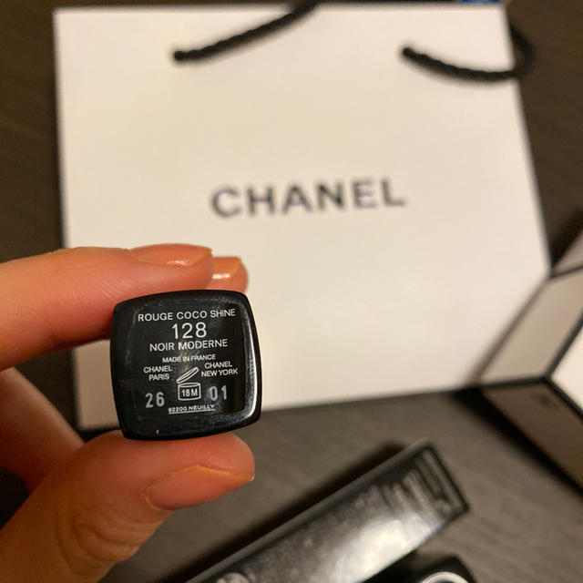 CHANEL(シャネル)のシャネル ルージュ ココ シャイン 128 ヌワール モデルヌ 3g コスメ/美容のベースメイク/化粧品(口紅)の商品写真