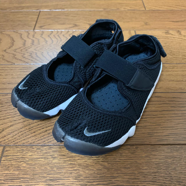 NIKE(ナイキ)のNIKE ナイキ　エアリフト　23センチ　黒 レディースの靴/シューズ(スニーカー)の商品写真