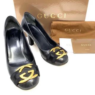 グッチ(Gucci)のGUCCI インターロック(ゴールド)ブラックパンプス(ハイヒール/パンプス)