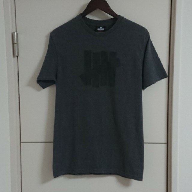 UNDEFEATED(アンディフィーテッド)のUNDEFEATED アンディフィーテッド Tシャツ デカロゴ 古着 メンズのトップス(Tシャツ/カットソー(半袖/袖なし))の商品写真