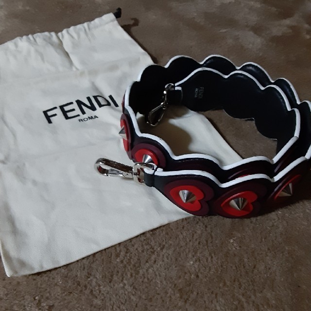 FENDI(フェンディ)の 専用ですFENDI ストラップユー ハート 正規品 バレンタイン限定  レディースのバッグ(ショルダーバッグ)の商品写真