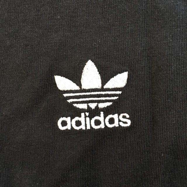 adidas(アディダス)の【新品】アディダスオリジナルス　Tシャツ　サイズL   ブラック 刺繍ロゴ メンズのトップス(Tシャツ/カットソー(半袖/袖なし))の商品写真