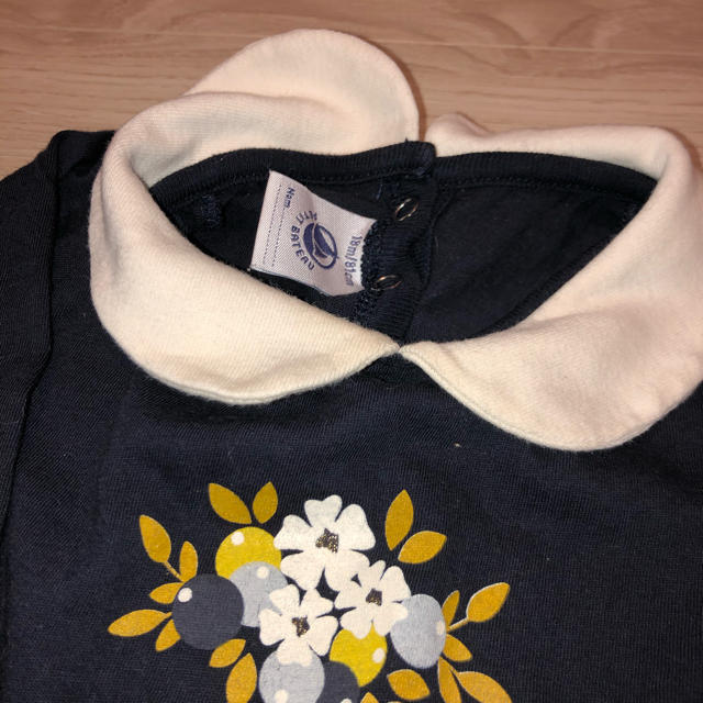 PETIT BATEAU(プチバトー)のpetit-bateau 花柄ワンポイント カットソー 18m/81cm キッズ/ベビー/マタニティのベビー服(~85cm)(シャツ/カットソー)の商品写真