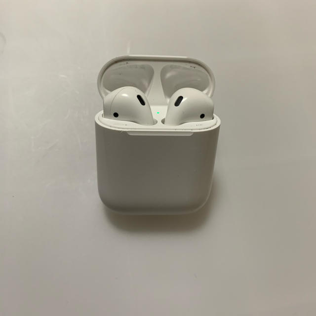 Apple(アップル)のAirPods(第2世代) ほぼ新品(訳あり) 使用回数2回 スマホ/家電/カメラのオーディオ機器(ヘッドフォン/イヤフォン)の商品写真