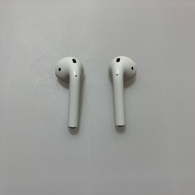 Apple(アップル)のAirPods(第2世代) ほぼ新品(訳あり) 使用回数2回 スマホ/家電/カメラのオーディオ機器(ヘッドフォン/イヤフォン)の商品写真