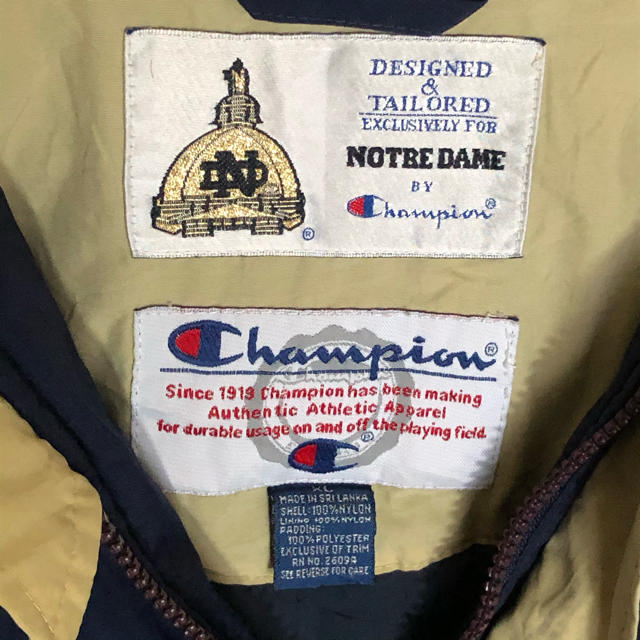 Champion(チャンピオン)の【超激レア】チャンピオン　ノートルダム　マウンテンパーカー　胸、袖、バック刺繍☆ レディースのジャケット/アウター(ナイロンジャケット)の商品写真