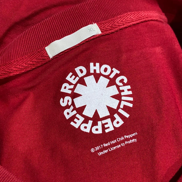 GU(ジーユー)のGU Red Hot Chili Peppers コラボ Tシャツ レディースのトップス(Tシャツ(半袖/袖なし))の商品写真