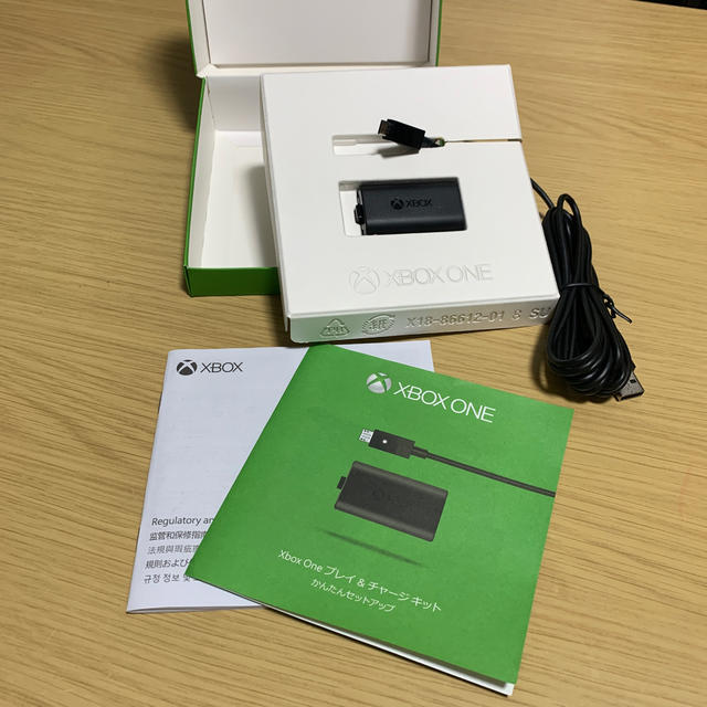 Microsoft(マイクロソフト)のXbox One プレイ & チャージ キット エンタメ/ホビーのゲームソフト/ゲーム機本体(その他)の商品写真