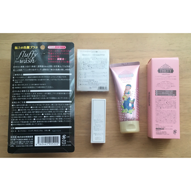 Dr.Ci Labo(ドクターシーラボ)のハンド&ネイルクリーム　ビタミンリップクリーム　洗顔炭ブラシ　2色アイシャドウ コスメ/美容のスキンケア/基礎化粧品(リップケア/リップクリーム)の商品写真