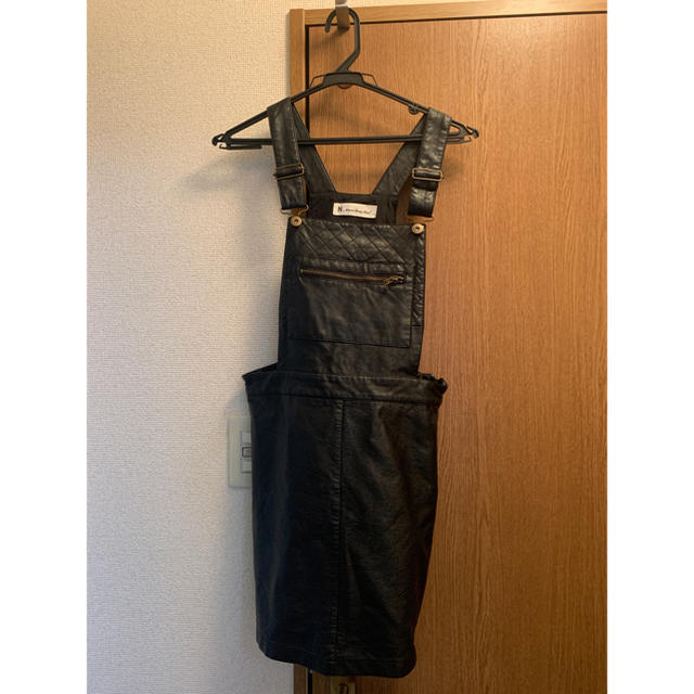 ジャンパースカート　黒　レザー調 レディースのパンツ(サロペット/オーバーオール)の商品写真