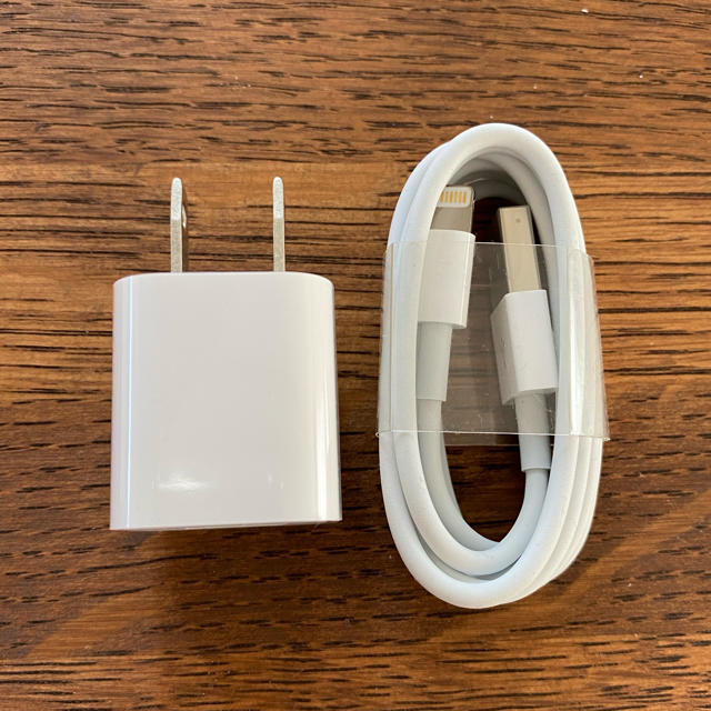 Apple(アップル)のiPione 充電器 純正品 Apple スマホ/家電/カメラのスマートフォン/携帯電話(バッテリー/充電器)の商品写真
