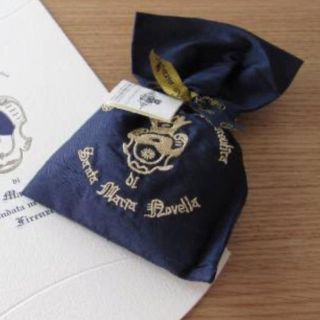 サンタマリアノヴェッラ(Santa Maria Novella)の新品！サンタマリアノヴェッラ ポプリ ロゴ入り刺繍サシェ ネイビー色(アロマグッズ)