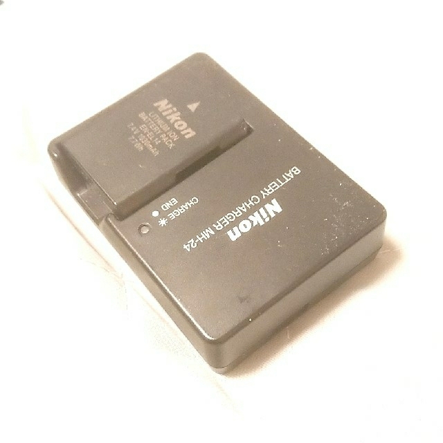 ニコンD3200 電池2つ、ストラップ付き 3