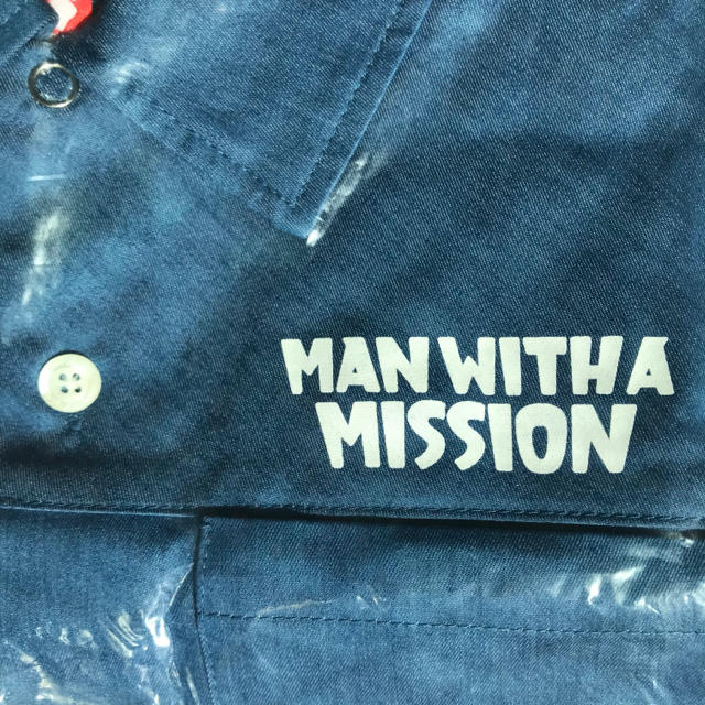 MAN WITH A MISSION(マンウィズアミッション)のマンウィズ DEiTツアー スプリングデニムシャツ 5年ウォッシュ S エンタメ/ホビーのタレントグッズ(ミュージシャン)の商品写真