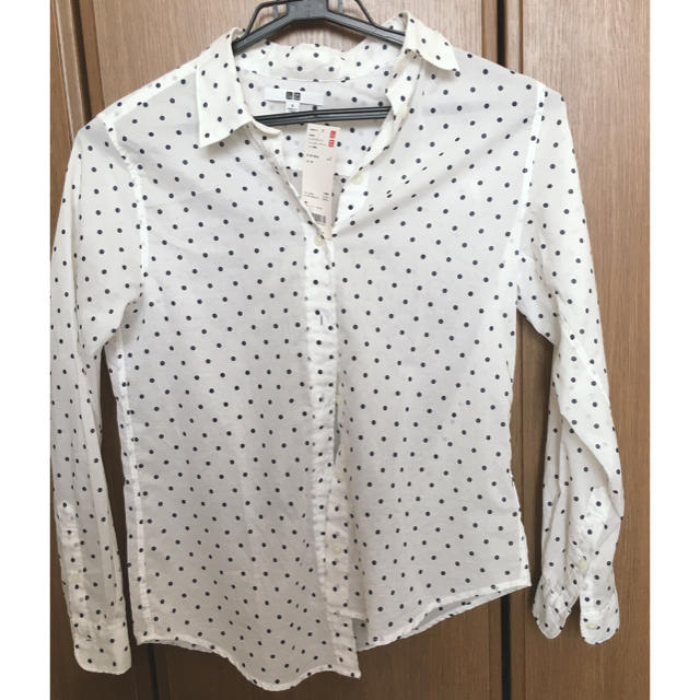 UNIQLO(ユニクロ)のユニクロ　白にドットのシャツ　未使用タグ付き　Sサイズ レディースのトップス(シャツ/ブラウス(長袖/七分))の商品写真