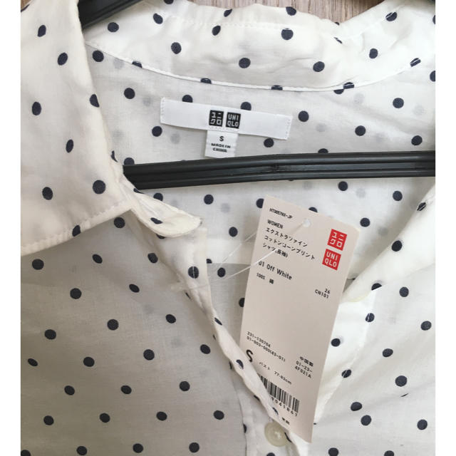 UNIQLO(ユニクロ)のユニクロ　白にドットのシャツ　未使用タグ付き　Sサイズ レディースのトップス(シャツ/ブラウス(長袖/七分))の商品写真
