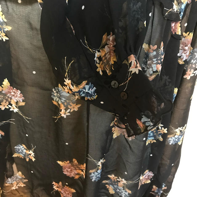 ZARA(ザラ)のZARAシフォンブラウス 花柄 美品 M レディースのトップス(シャツ/ブラウス(長袖/七分))の商品写真