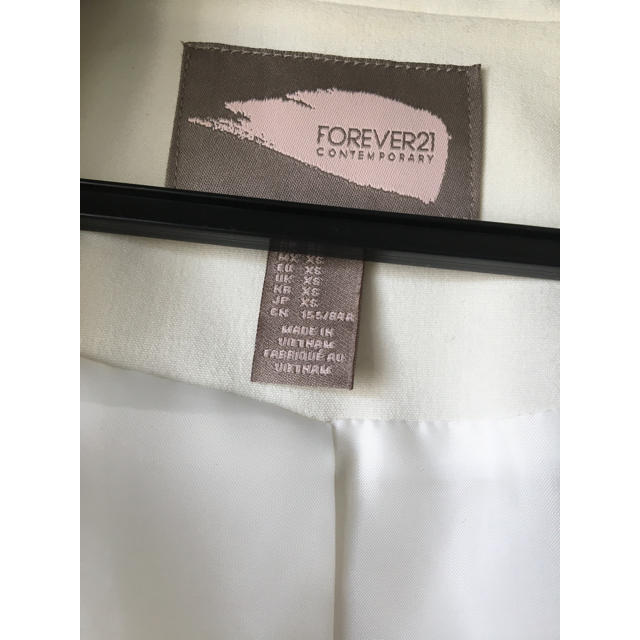 FOREVER 21(フォーエバートゥエンティーワン)のforever21 フォーエバー　ジャケット　白　スーツ レディースのジャケット/アウター(テーラードジャケット)の商品写真