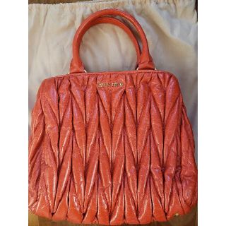 ミュウミュウ(MIU MIU)のmiu miuマトラッセ　トートバッグショルダーつき(ハンドバッグ)