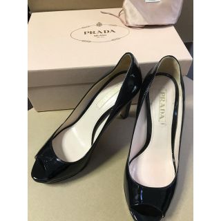 プラダ(PRADA)のオープントウエナメルパンプス 黒　24〜24.5(ハイヒール/パンプス)