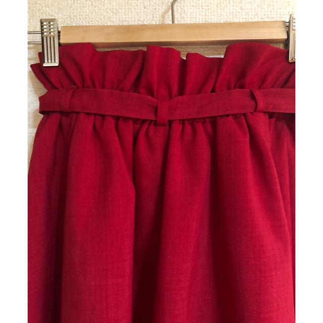 しまむら(シマムラ)のスカート　赤　ハイウエスト　ベルト付き　ミモレ丈　フレアスカート レッド　 レディースのスカート(ひざ丈スカート)の商品写真