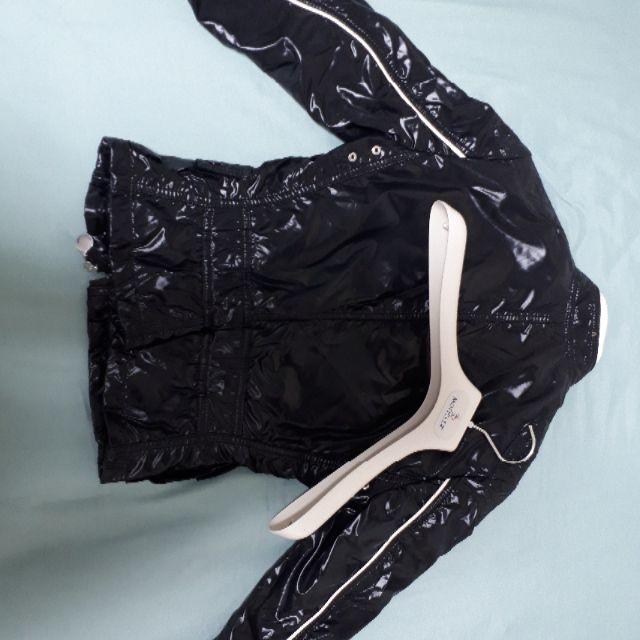MONCLER(モンクレール)のレディースMONCLERモンクレールジャケット、ハンガー付き。 レディースのジャケット/アウター(ライダースジャケット)の商品写真