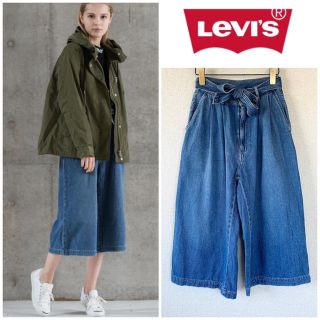 リーバイス(Levi's)のLevi's ワイドクロップドデニム プリーツ ベルト付 インディゴ 23(デニム/ジーンズ)