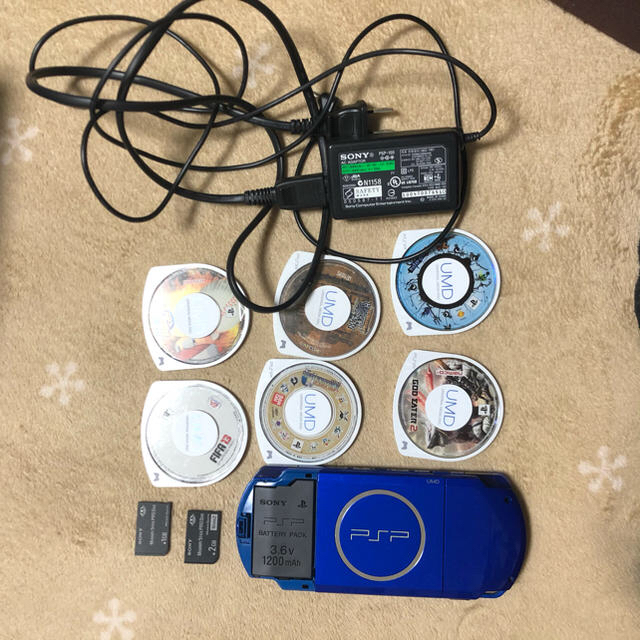 PlayStation Portable(プレイステーションポータブル)のPSP 本体　J-30027  プラス　カセット エンタメ/ホビーのゲームソフト/ゲーム機本体(携帯用ゲーム機本体)の商品写真