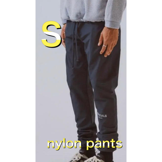 FEAR OF GOD(フィアオブゴッド)のEssentials nylon pants  ナイロンパンツ　ブラック　S メンズのパンツ(ワークパンツ/カーゴパンツ)の商品写真