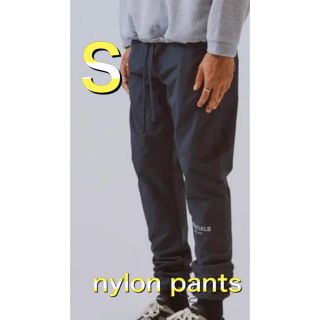 フィアオブゴッド(FEAR OF GOD)のEssentials nylon pants  ナイロンパンツ　ブラック　S(ワークパンツ/カーゴパンツ)