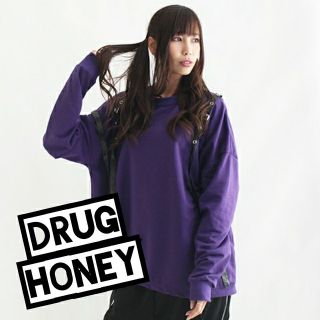 ファンキーフルーツ(FUNKY FRUIT)のDrughoney【ユニセックス】肩ハトメベルト装飾スウェット(スウェット)