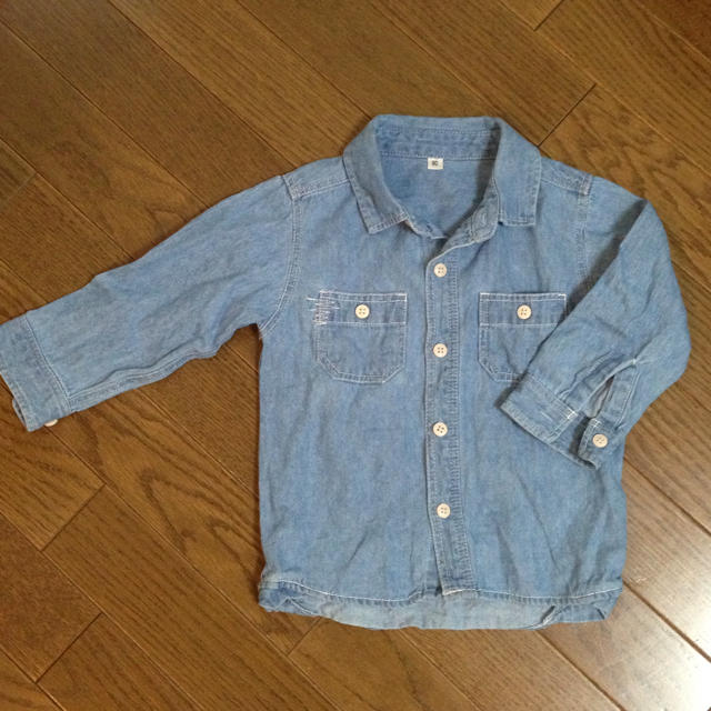 子ども服 デニムシャツ 90cm キッズ/ベビー/マタニティのキッズ服男の子用(90cm~)(その他)の商品写真