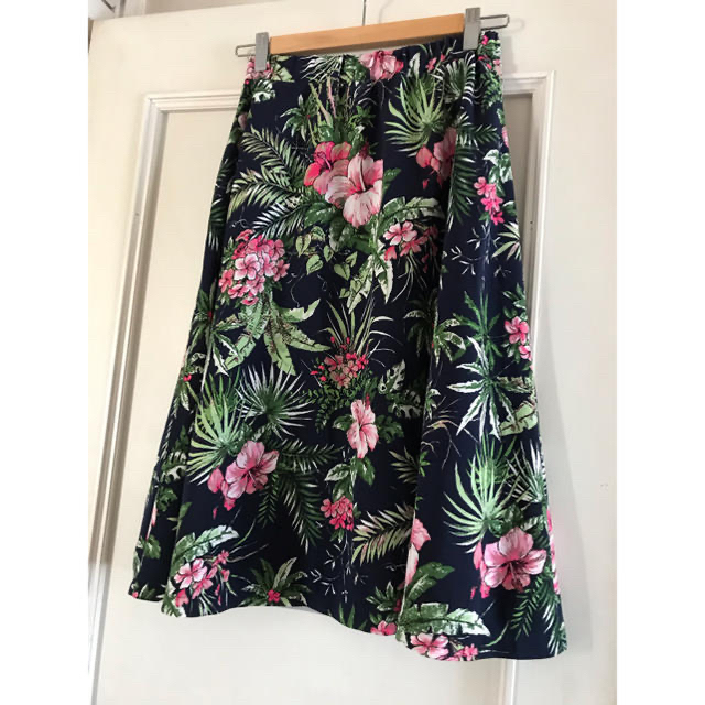 ROSE BUD(ローズバッド)のローズバット　ハワイアン柄スカート レディースのスカート(ひざ丈スカート)の商品写真