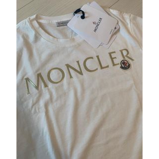 モンクレール(MONCLER)の完売間近！モンクレールのエンボスロゴTシャツ★ゴールド　M 新品(Tシャツ(半袖/袖なし))