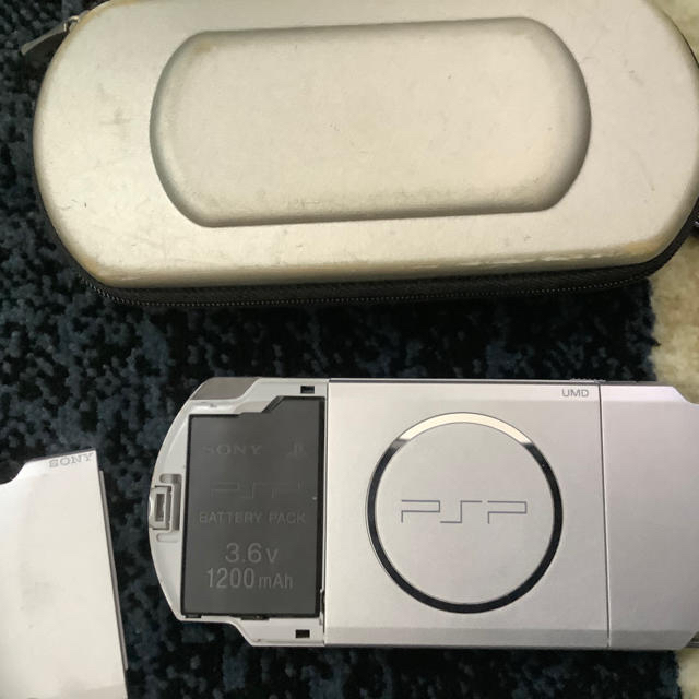 PlayStation(プレイステーション)のPSP-3000 シルバー　ソフト付き エンタメ/ホビーのゲームソフト/ゲーム機本体(携帯用ゲーム機本体)の商品写真