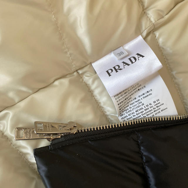 PRADA(プラダ)のプラダ　prada ダウンベスト　美品 レディースのジャケット/アウター(ダウンベスト)の商品写真