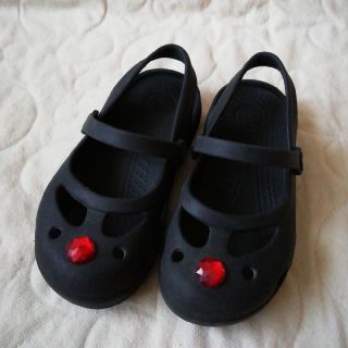 クロックス(crocs)のcrocs　キッズサンダル　黒　女の子　C10　17.5cm(サンダル)