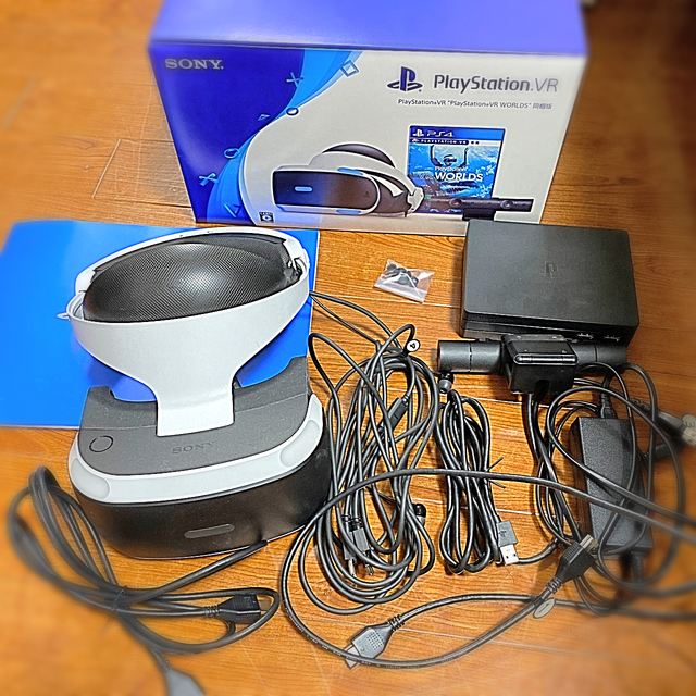 PlayStation VR(プレイステーションヴィーアール)のPlayStation VR  WORLDS 同梱版　 エンタメ/ホビーのゲームソフト/ゲーム機本体(家庭用ゲーム機本体)の商品写真