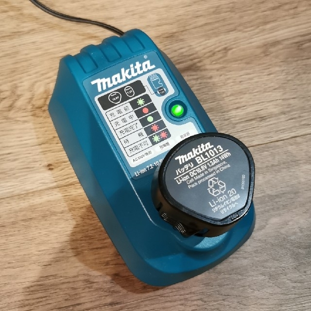 Makita(マキタ)のマキタ makita 充電インパクトドライバー TD090D 白 インテリア/住まい/日用品のインテリア/住まい/日用品 その他(その他)の商品写真