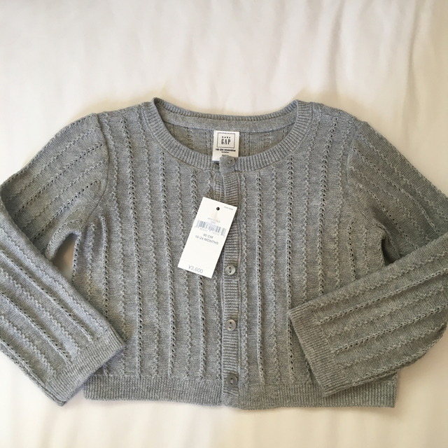 babyGAP(ベビーギャップ)のGap カーディガン グレー　90cm  未使用 キッズ/ベビー/マタニティのキッズ服女の子用(90cm~)(カーディガン)の商品写真