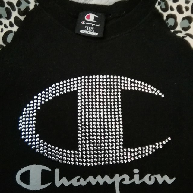 Champion(チャンピオン)のChampion 黒ベース×ヒョウ柄 100サイズ ロンT 男の子 キッズ/ベビー/マタニティのキッズ服男の子用(90cm~)(Tシャツ/カットソー)の商品写真