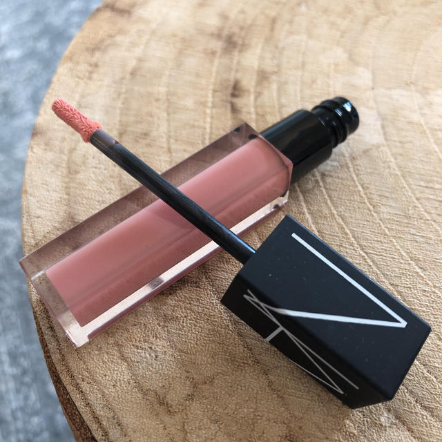 NARS(ナーズ)のNARS  ナーズ ベルベットリップグライド ヌードピンク UNLACED コスメ/美容のベースメイク/化粧品(口紅)の商品写真