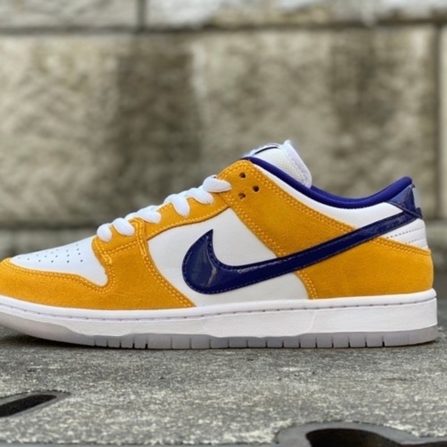 NIKE(ナイキ)のNike SB Dunk Low Laser Orange 26cm (US8) メンズの靴/シューズ(スニーカー)の商品写真