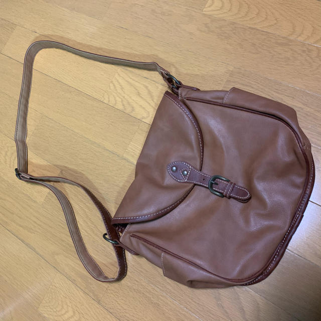 合成皮革　ブラウン　ショルダーバッグ　スティッチ レディースのバッグ(ショルダーバッグ)の商品写真
