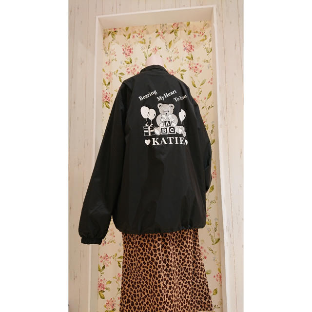 Katie(ケイティー)のkatie ケイティ SOUVENIR BEAR coach jacket レディースのジャケット/アウター(ナイロンジャケット)の商品写真