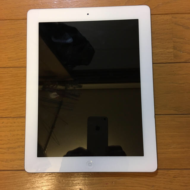 iPad 第4 １６Ｇ WiFiモデル　色シルバー スマホ/家電/カメラのPC/タブレット(タブレット)の商品写真