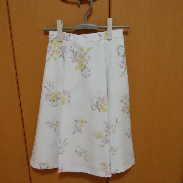 Noela(ノエラ)のノエラ　花柄フレアスカート　オフホワイト レディースのスカート(ひざ丈スカート)の商品写真